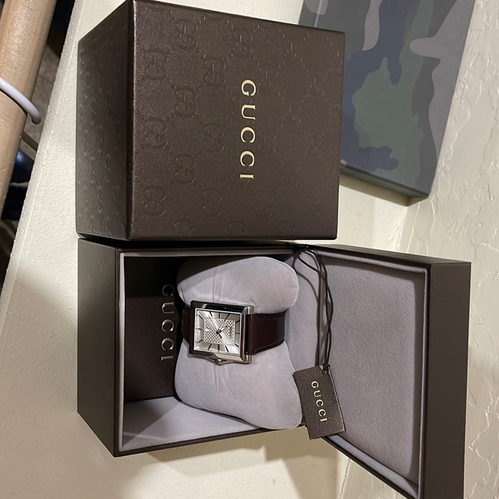 Gucci brown leather band watch
